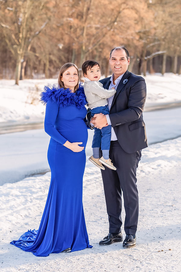 Vacker familj fotograferas i snölandskap.